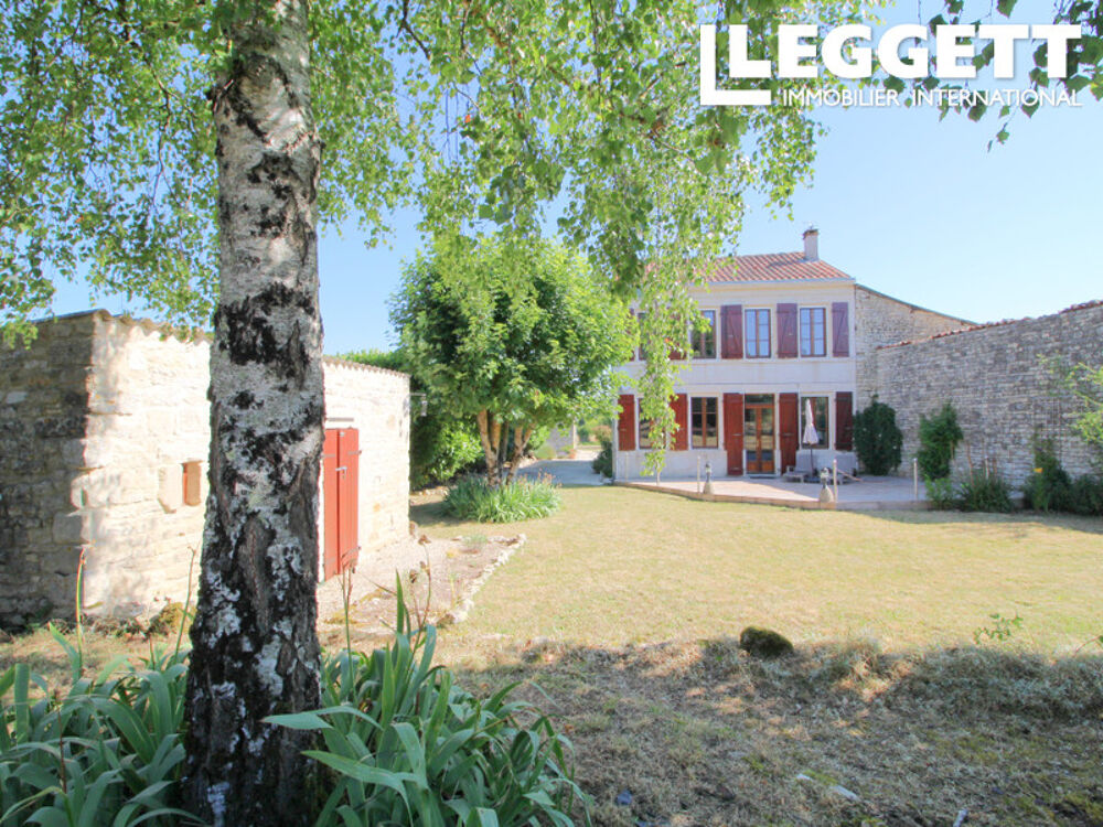 Superbe grange rénovée avec quatre chambres, trois salles de bains, jardin avec vue dégagée et grande grange