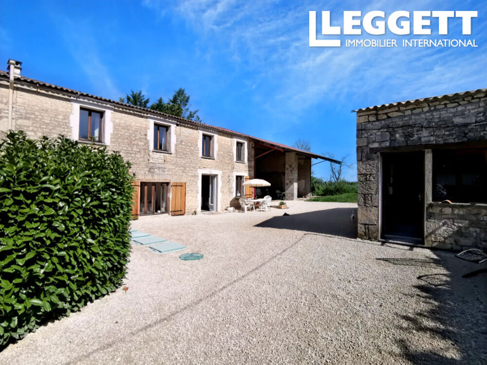 Maison en pierre rénovée de 4 chambres avec gîte 2 chambres, dépendances et jardin