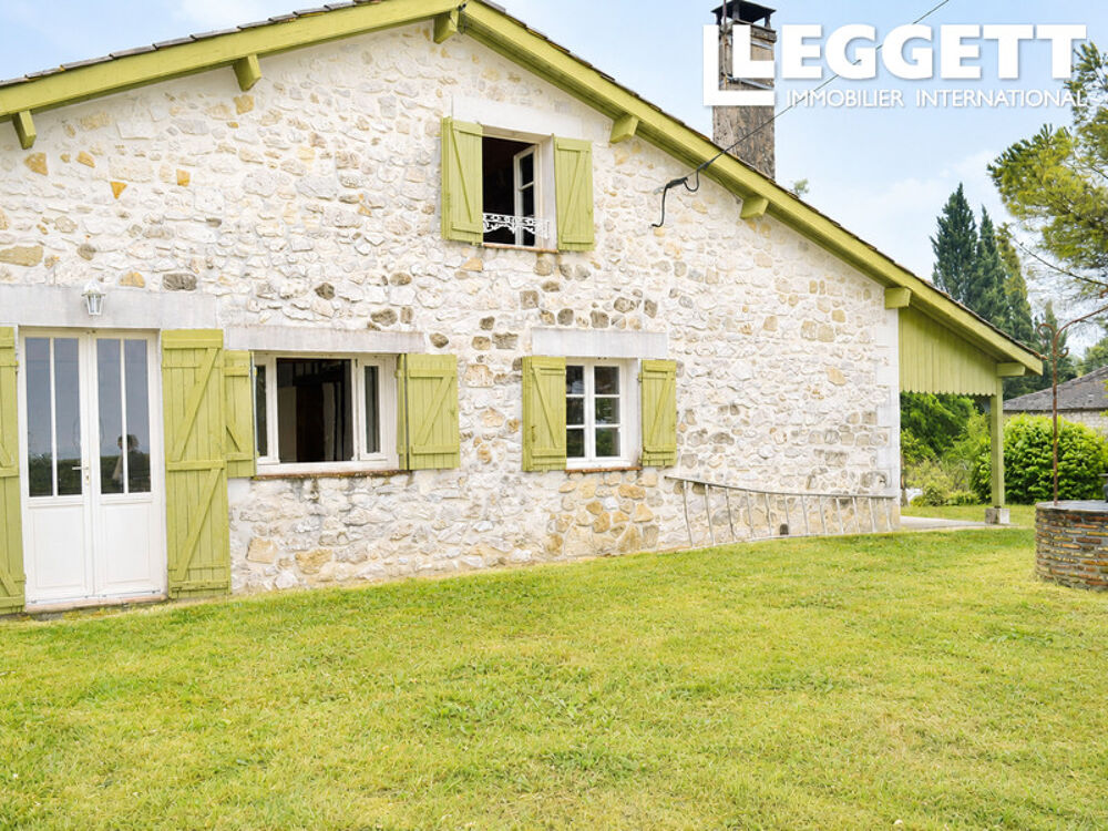 A quelques minutes de Marmande, agréable maison en pierre sur plus de 7ha de bois avec petit lac privé