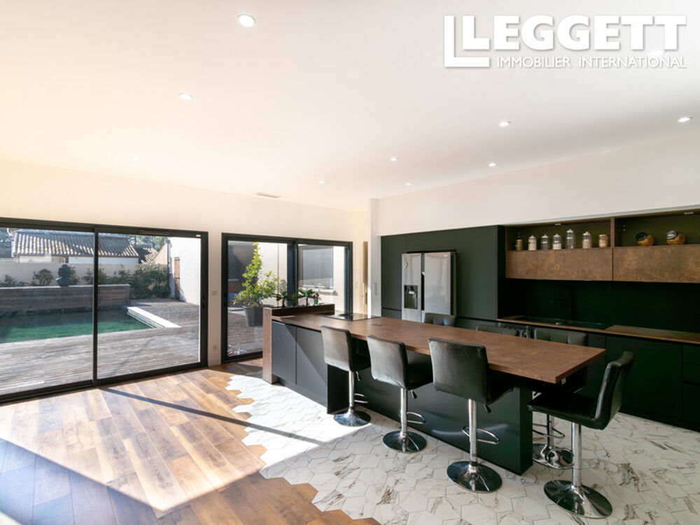 Maison contemporaine de plain-pied avec terrasse plein sud, piscine au sel, cuisine d?été et sans vis-à-vis