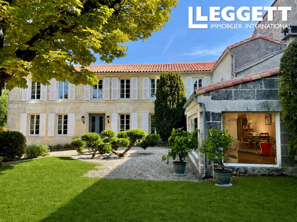Vente Maison Une maison de ville d'époque 1844, située au centre de Cognac, avec un grand jardin, une piscine et un garage Cognac