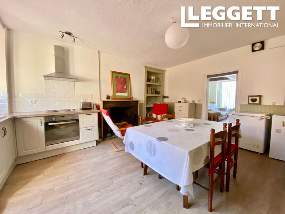 Vente Maison Maison de village avec 5 chambres et joli jardin, grande salle de réception, cave et grenier. Les salles-lavauguyon