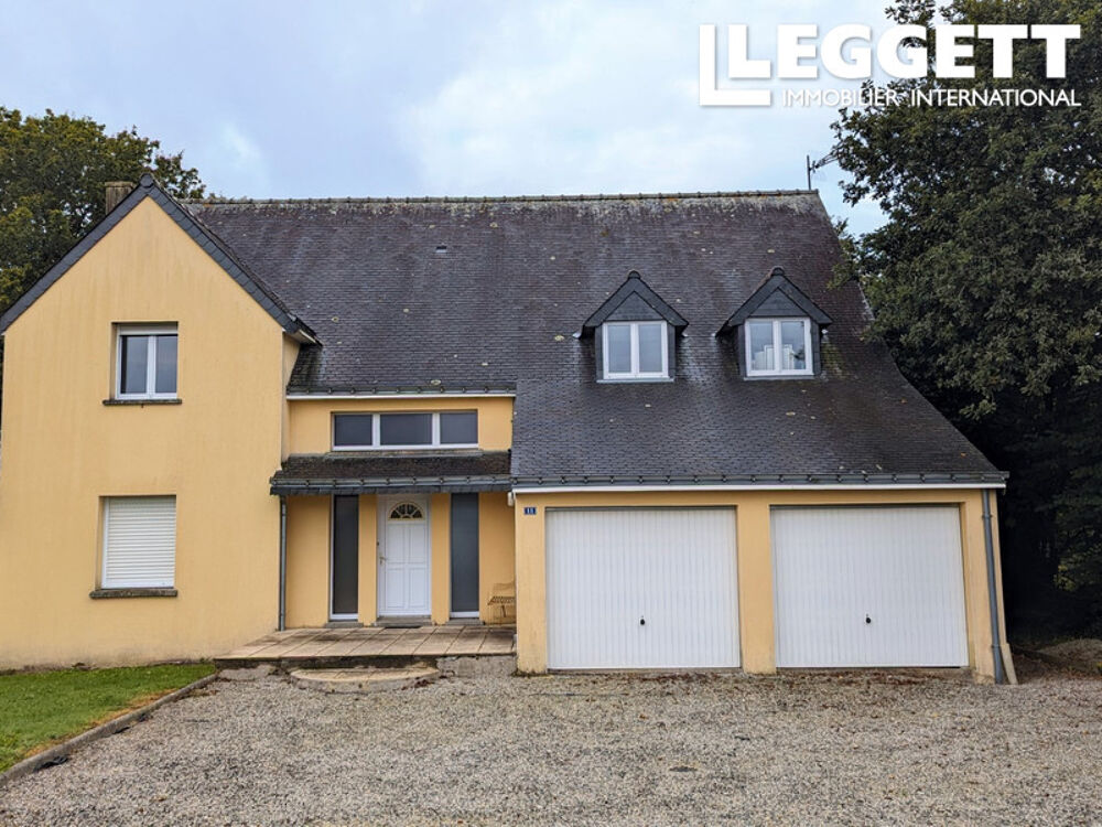 Une grande propriété de 5 chambres dans un village avec un double garage et 3 246 m² de terrain.