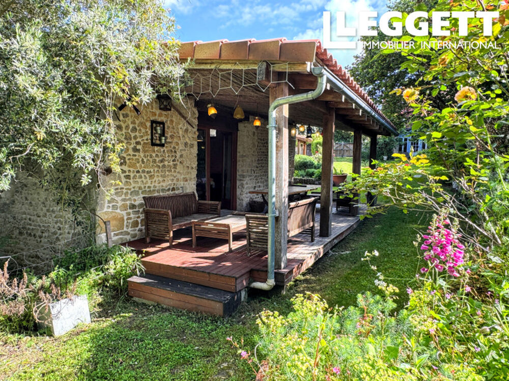 Vente Maison Spacieuse maison idéale pour famille ou pour des chambres d'hôtes. Situation paisible, vues, piscine et jardin Nonac