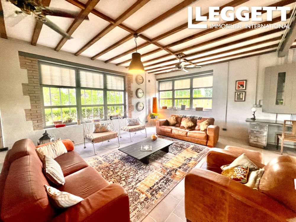 Propriété en pierre rénovée de 4 chambres avec 9 000 m² de terrain, grande grange et vue sur la campagne.