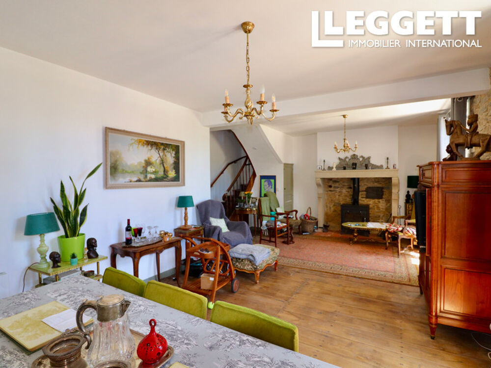 Charmante propriété du centre village avec jardin et piscine; garage attenant; proche des commerces.