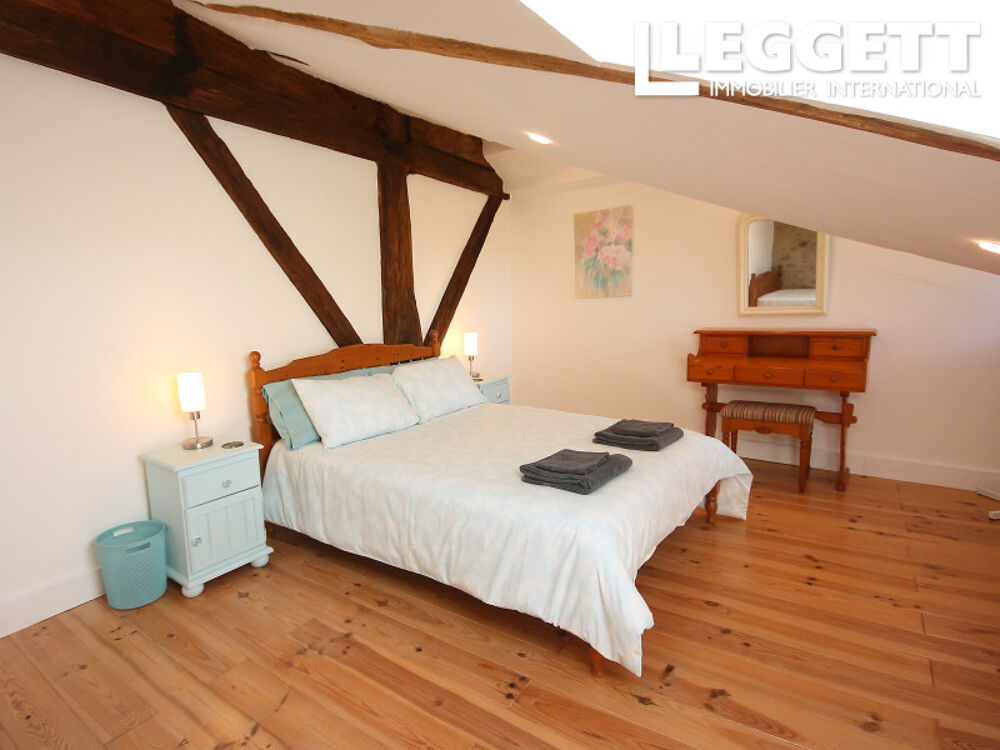 Vente Maison Superbe propriété de village, 4 chambres, 2 salles de bains, grange, jardin et proche des lacs de loisirs. Les salles-lavauguyon