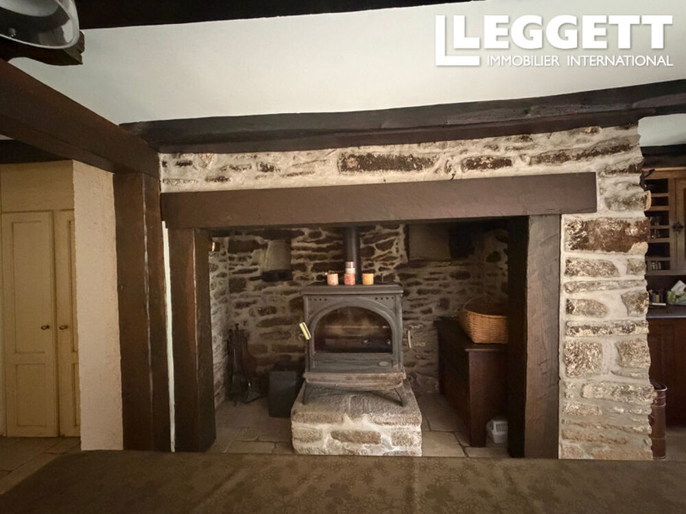 Belle maison+granges attenantes+parc-jardin de 8000M2 au c?ur d'un charmant village, proche des Monédières!