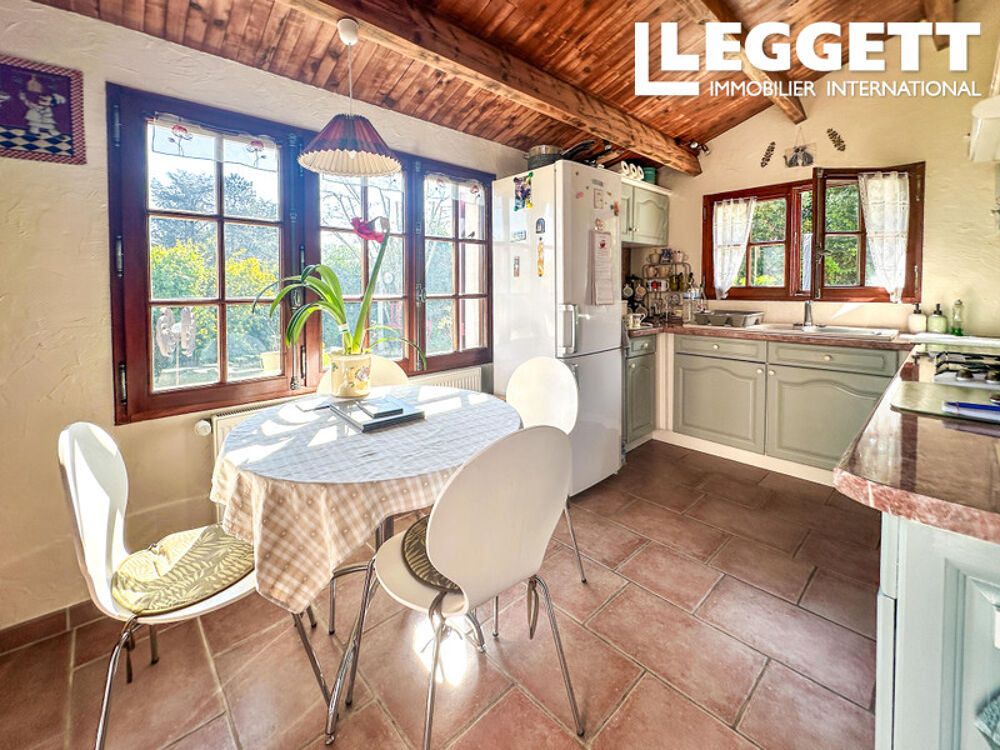 Maison individuelle avec 2 chambres, un studio indépendant , à distance de marche du centre de Cognac .