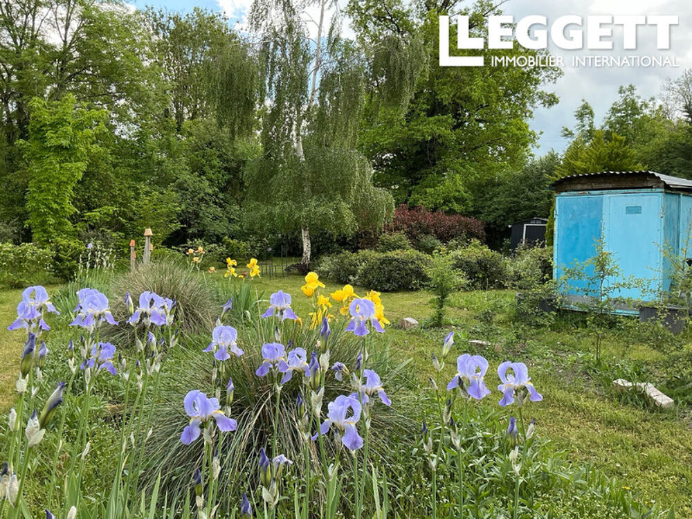 Maison confortable et rénové dans un petit hameau avec des jardins idylliques et des granges.