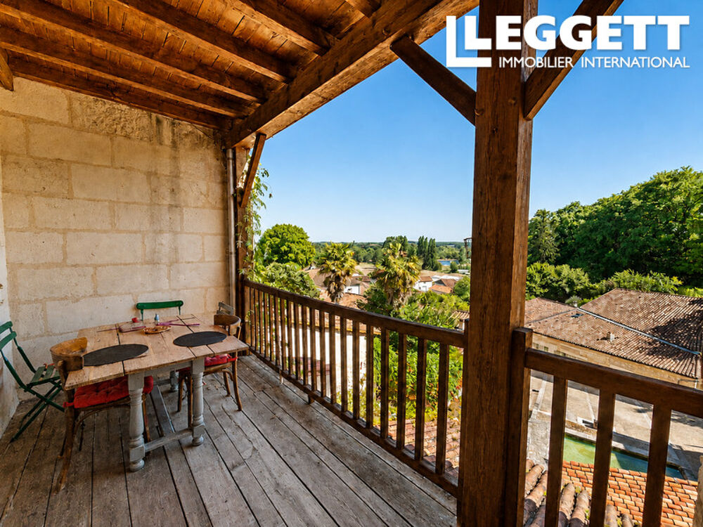 Jolie maison de bourg offrant une vue exceptionnelle, trois balcons, garage, grotte et une source naturelle.