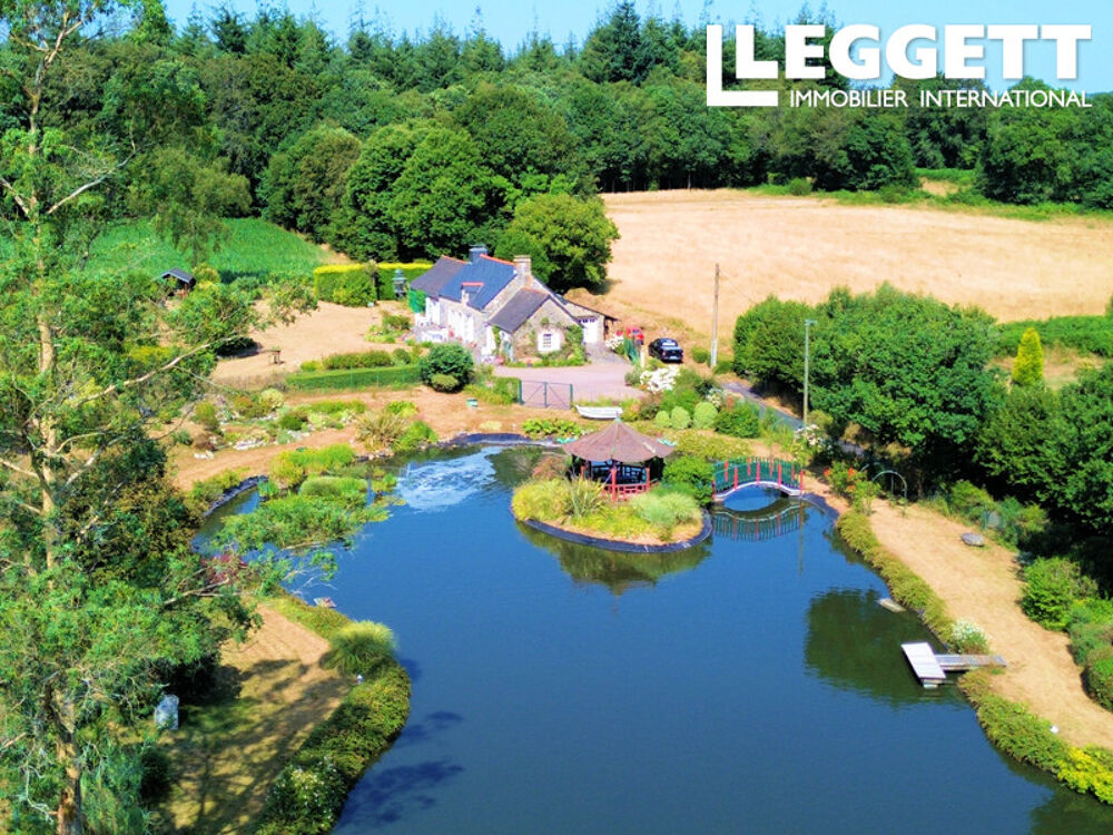 Rarissime en Bretagne : longère de charme avec quatre chambres et son propre lac privé.