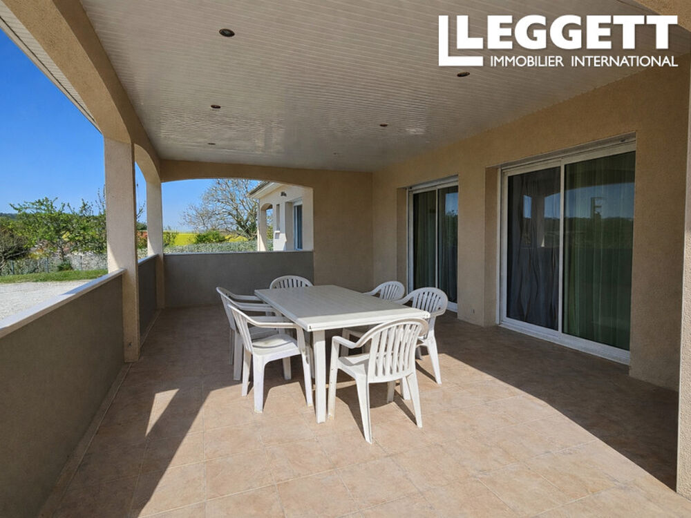 Vente Maison Belle villa en plain pied divisable en deux logements séparés, dépendances et jardin de 2968m² Saint-quentin-de-chalais