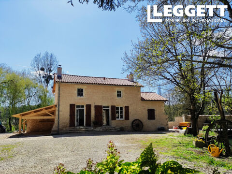   Charmant ancien moulin rnov: 3 chambres et parc travers par la Charente. Proche de Civray et Ruffec. 