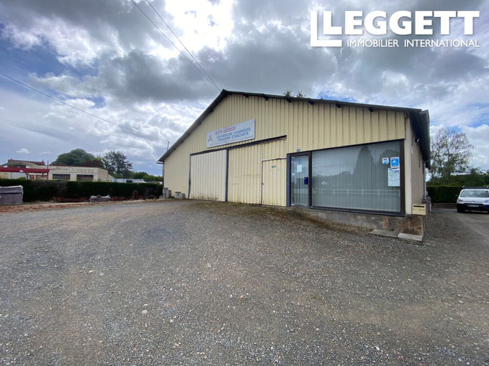 Vente Maison Grand espace commercial/entrepôt avec bureaux et atelier intégrés. Façade sur rue et stationnement. Culan