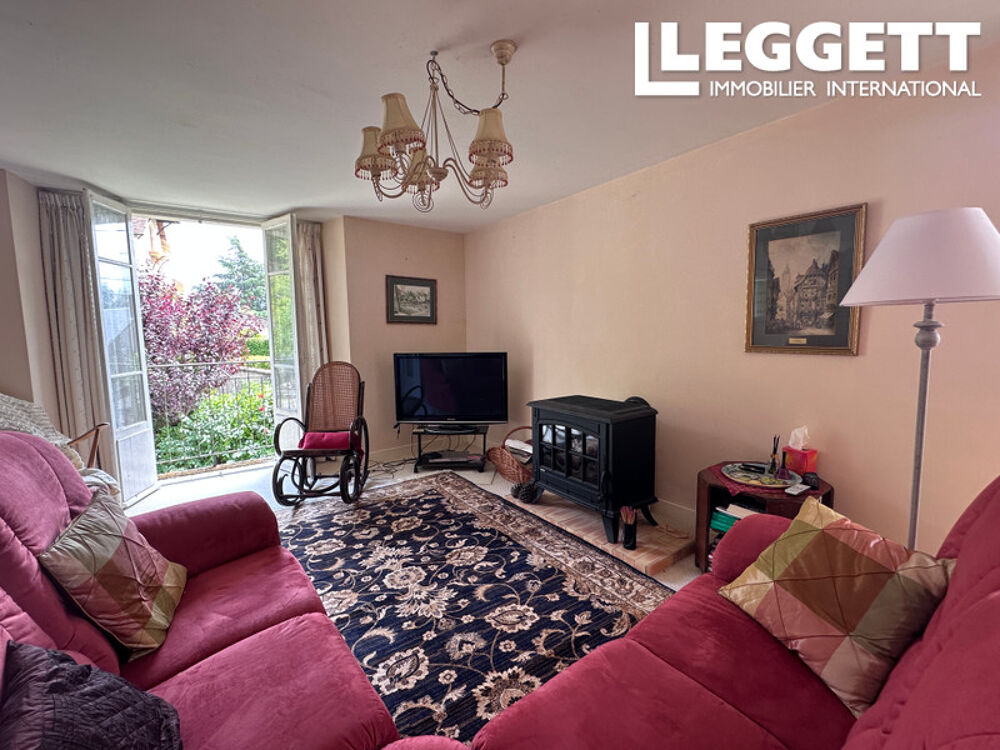 Maison en pierre du XVII-XVIIIe siècle comprenant trois chambres, située dans le charmant centre historique.