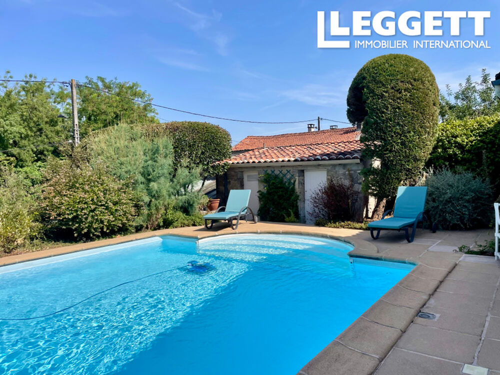 Vente Maison Une maison de ville d'époque 1844, située au centre de Cognac, avec un grand jardin, une piscine et un garage Cognac