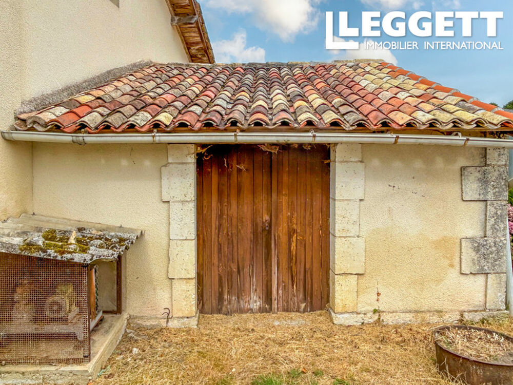 Beauronne - Maison à rénover entièrement avec ses 2 granges, 2 ateliers et double garage au calme