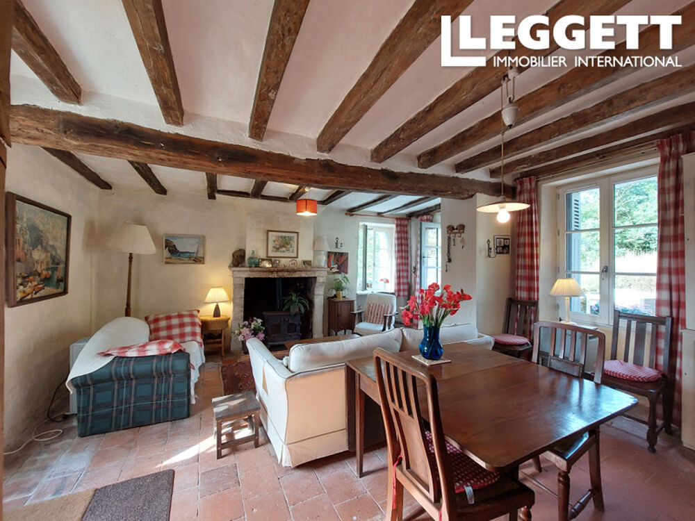Magnifique propriété avec chambres troglodytes, située dans un village paisible, avec jardins et bois.