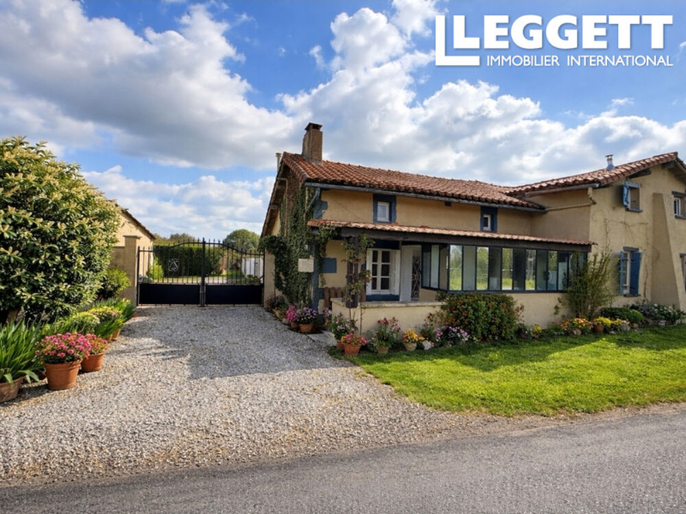 Vente Maison Ce complexe résidentiel élégant est à vendre, alliant confort, espace et extérieur. UNE OPPORTUNITÉ UNIQUE!! Manot