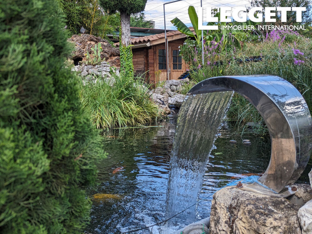 Aux portes de Lyon, à 5 mn du centre de St Genis Laval, maison dépendances et bassins avec carpes