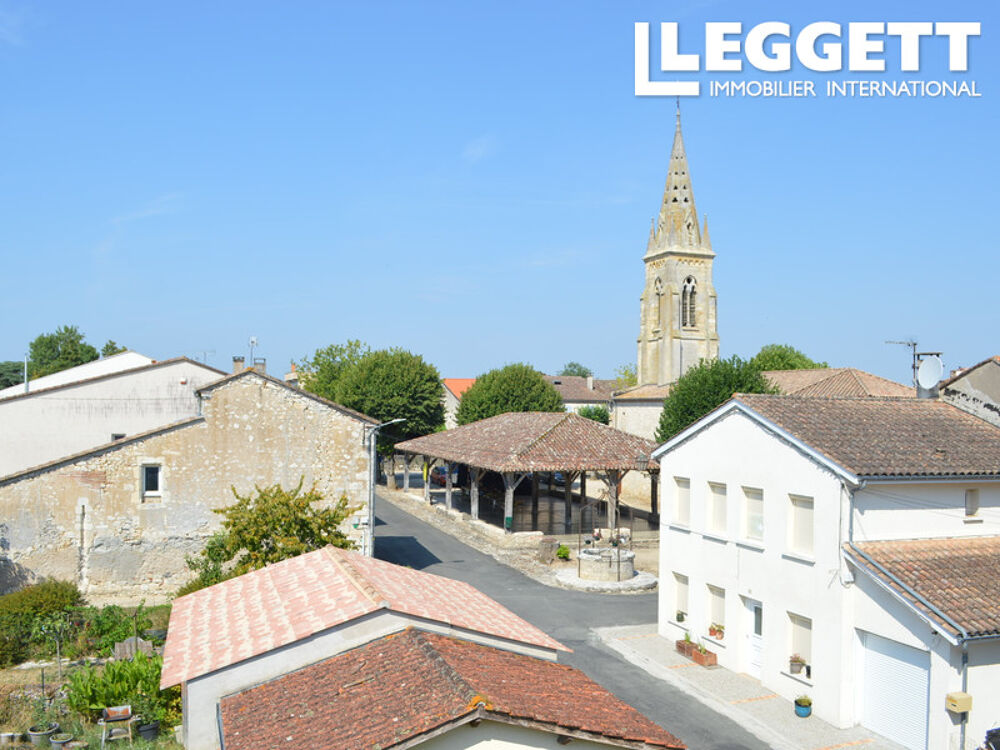 Au centre du village, Très ancienne maison avec colombages entièrement restaurée, jardin et piscine