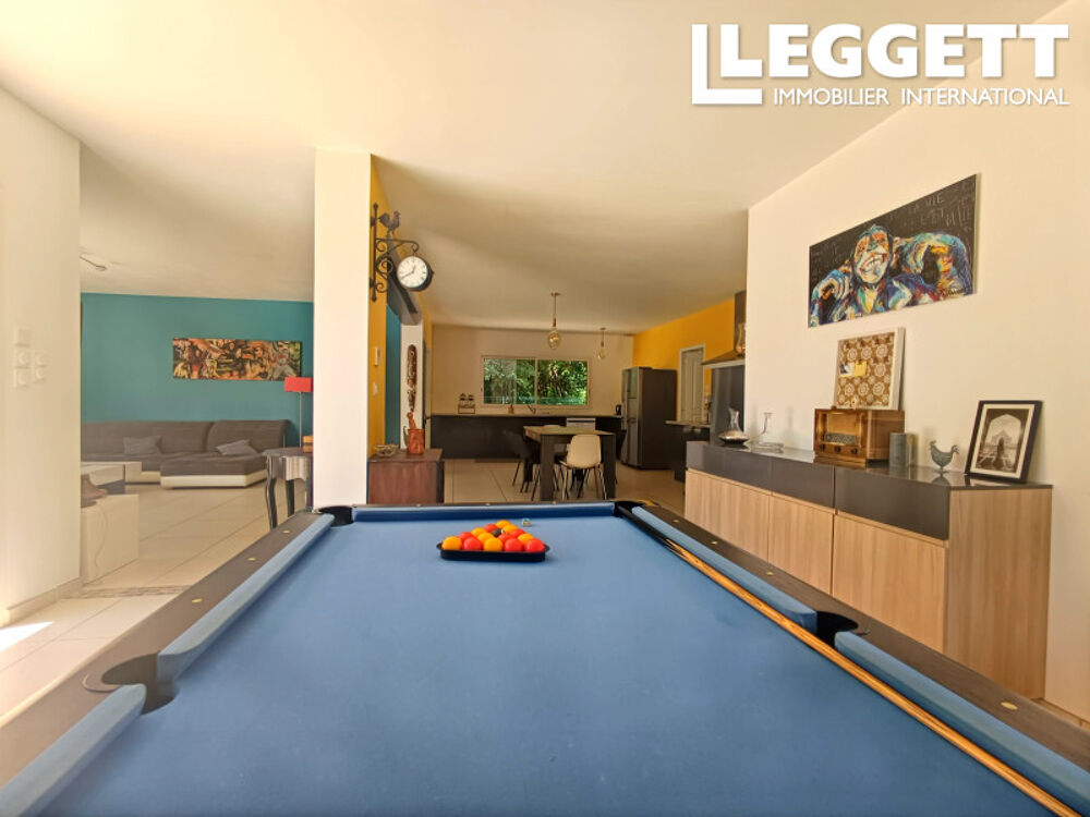 Maison contemporaine plain pied avec jardin et piscine