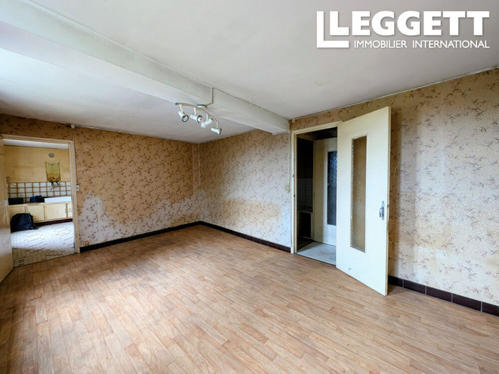 Vente Maison Maison de plain-pied à rénover avec dépendances et jardin proche commerces à Chevanceaux en Charente Maritime Chevanceaux