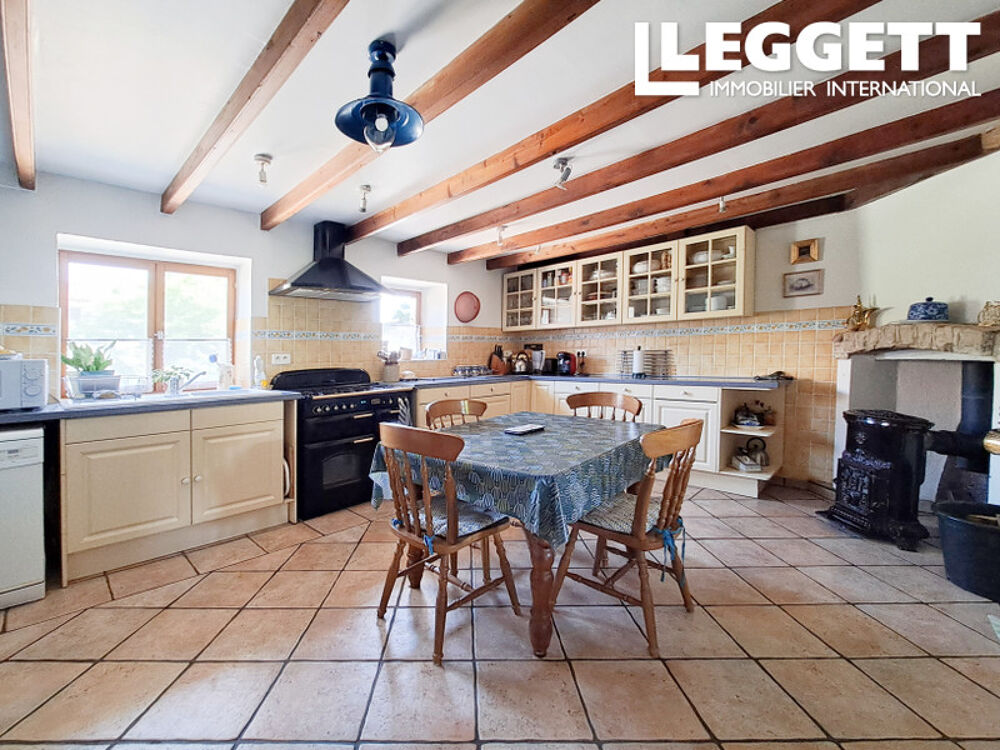 Vente Maison Maison en pierre indépendante avec 4 chambres, 4 pièces de réception et jardin en Deux-Sèvres Villemain