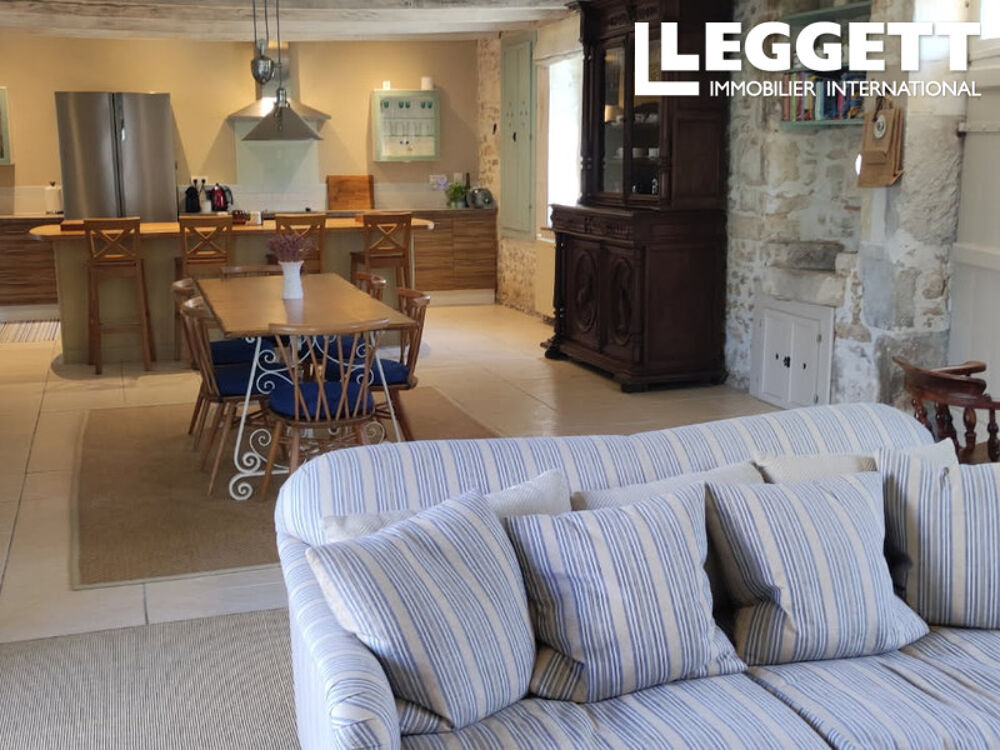 Vente Maison Maison en pierre comprenant trois chambres avec salle de bains attenante, jardin et dépendances La chapelle-bÂton