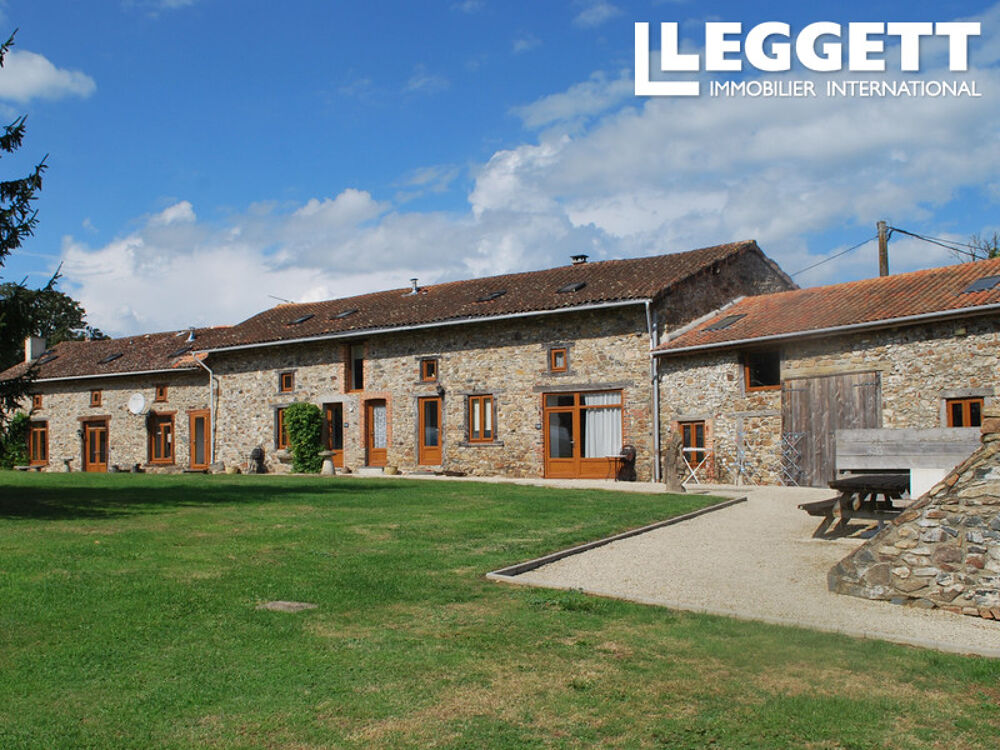 Vente Maison Une belle ferme de 40 ha avec une rivière en bordure et deux autres gîtes, tous rénovés à un niveau élevé. Peyrat-de-bellac