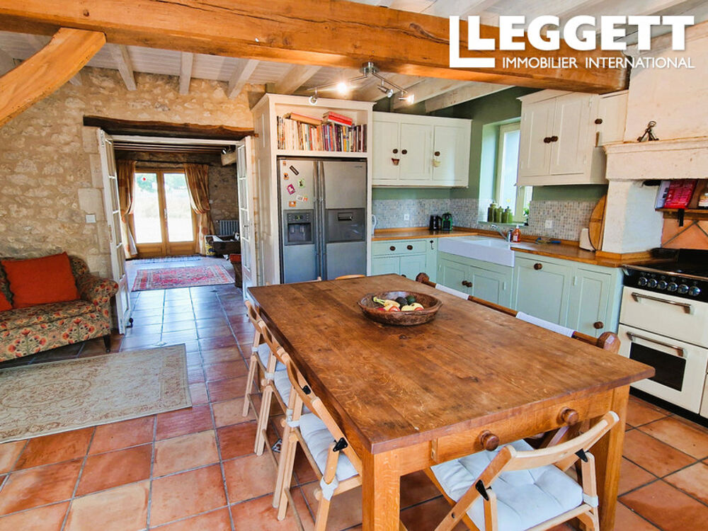 Maison de charme avec potentiel locatif, piscine, grange & 1 ha ? Proche Montguyon et Coutras