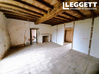 Vente Maison Projet de rénovation : maison de sept pièces, grand grenier, deux granges et un terrain dans un petit hameau. Montignac-le-coq