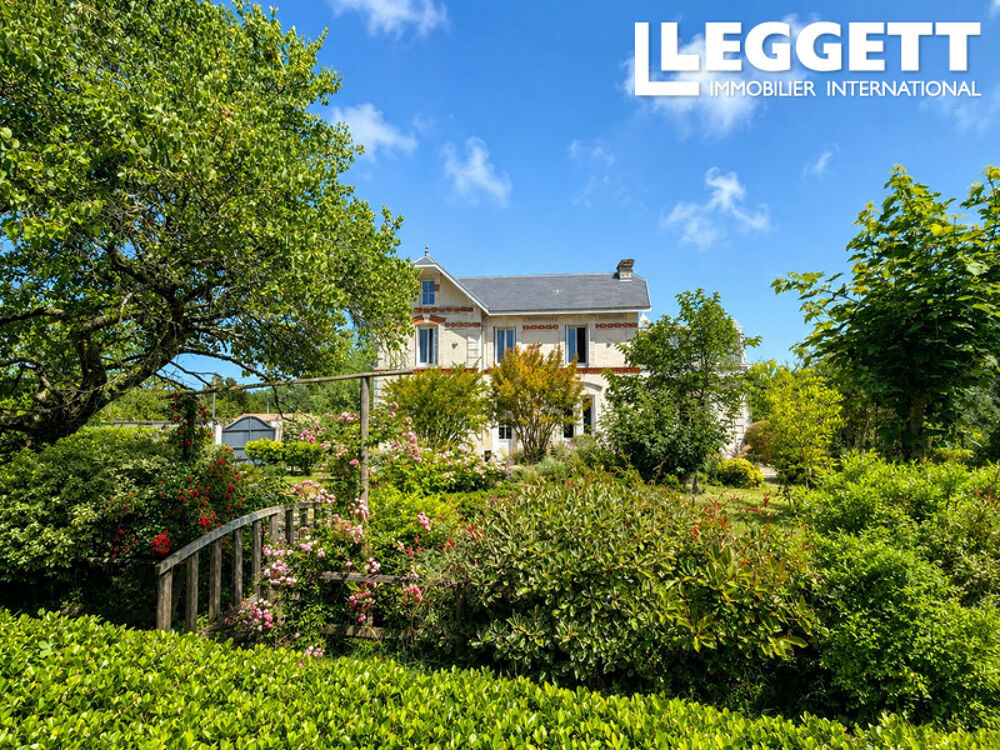 Demeure majestueuse, 2 autres logements, beau terrain et piscine. Proche centre de St Christoly de Blaye