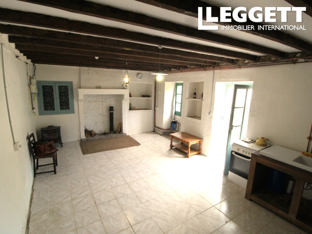 Maison d'une chambre offrant de magnifiques possibilités d'agrandissement grâce à plusieurs granges attenantes