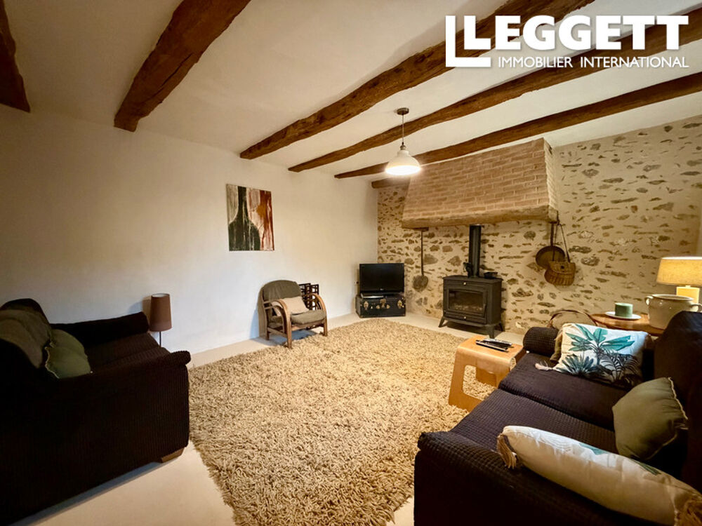 Charmante maison comprenant deux chambres avec salle de bains attenante. Grange et jardin attenant.