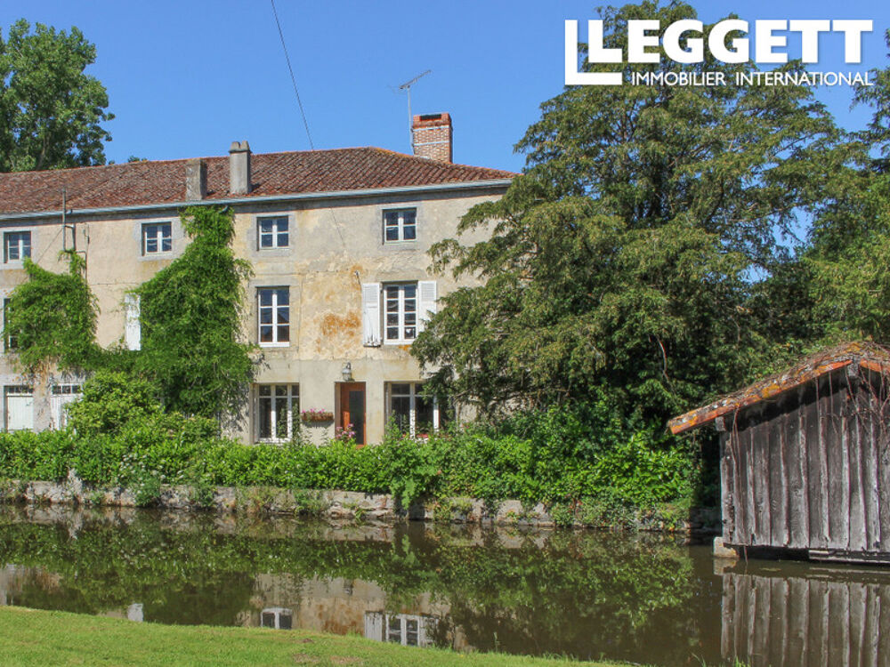 Charmante propriété de 4 chambres située au bord du canal, avec dépendances et plus d'un hectare de terrain