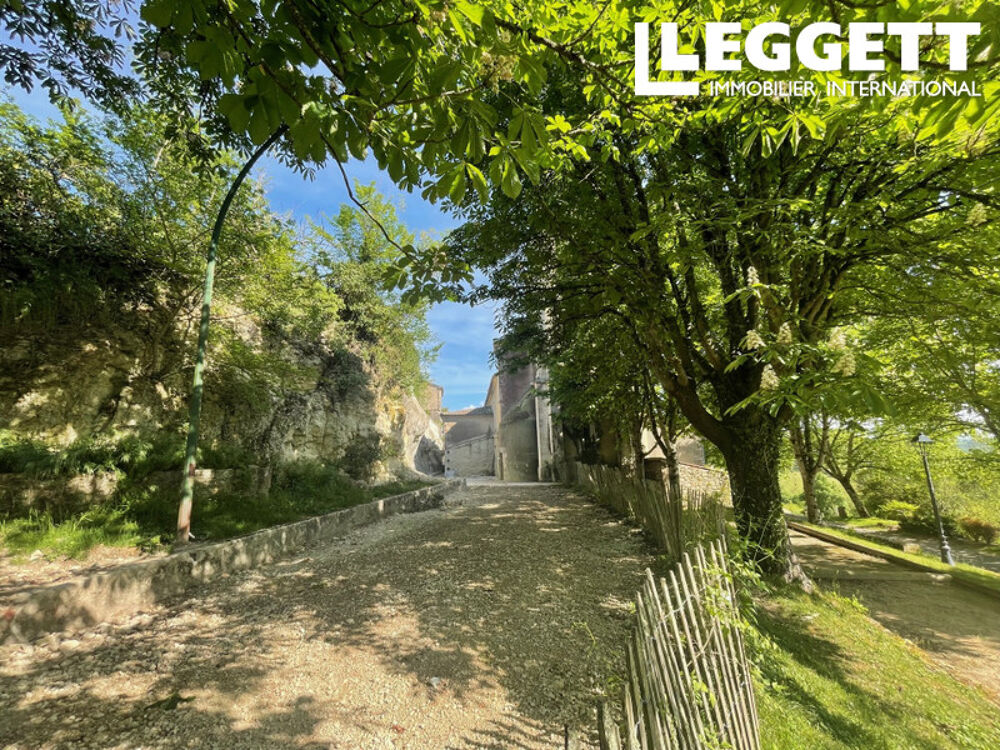Vente Maison Maison de 1972 au sommet du village avec jardin de 800 m² attenant et garage. Surface hab. 124 m², à rénover. Auch