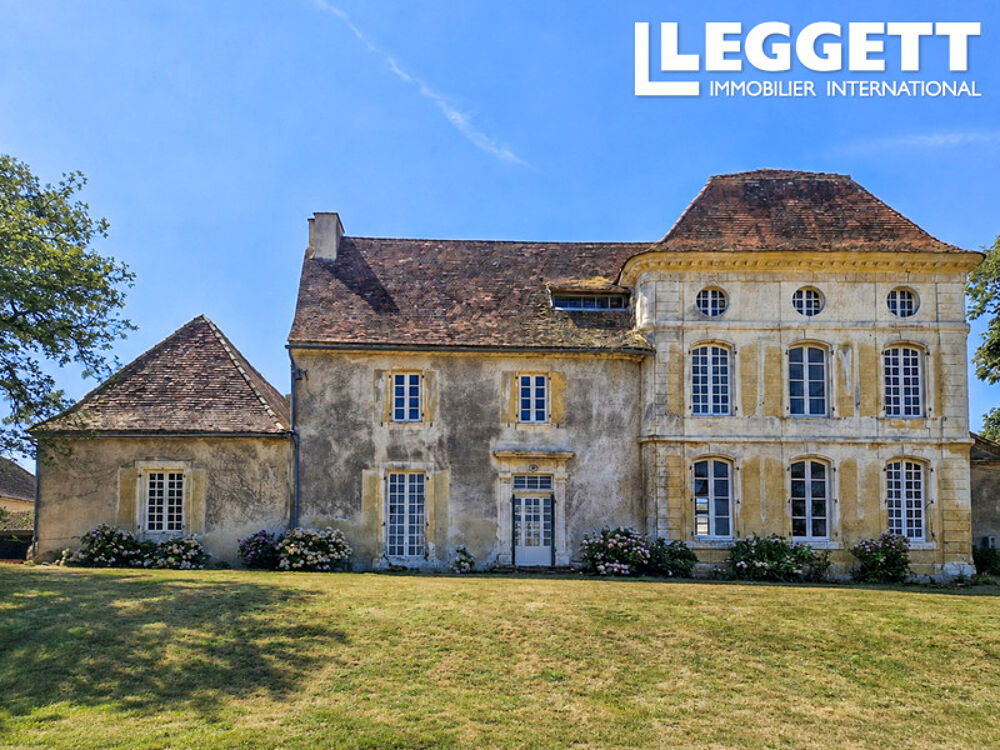 Château de caractère à rénover avec aile habitable, dépendances et fort potentiel en Dordogne