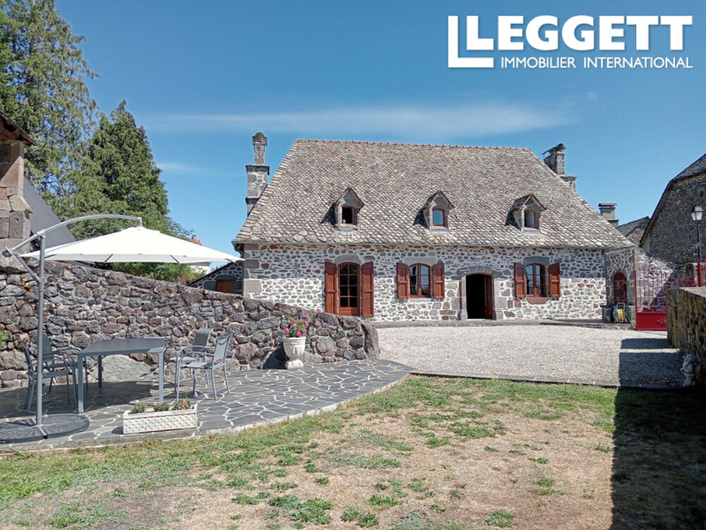Remarquable propriété en pierre rénovée avec goût. Grange aménagée, jardin, puits, garage, terrasses, calme !