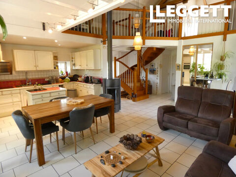   Dans un beau village du Cantal, maison pratique, spacieuse et lumineuse Maison - 6 pi�ce(s) - 95 m�