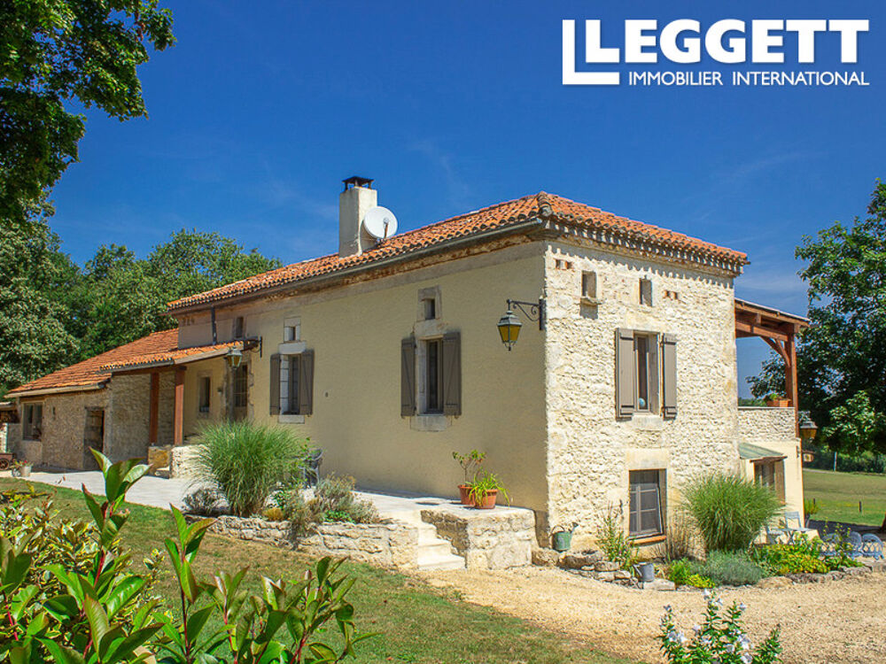 Magnifique ferme en pierre du Quercy avec piscine sur 8,6 hectares, vue pittoresque sur la campagne.