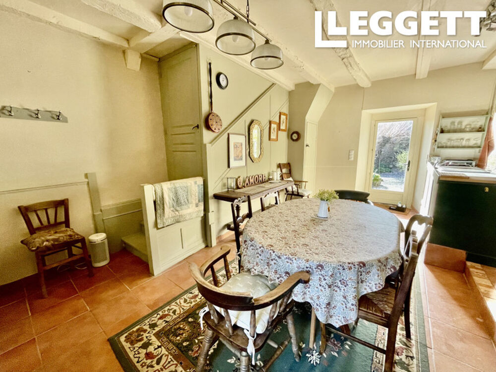 Vente Maison Propriété historique indépendante en pierre avec cour, dépendances, jardins et chapelle privée. Le menÉ