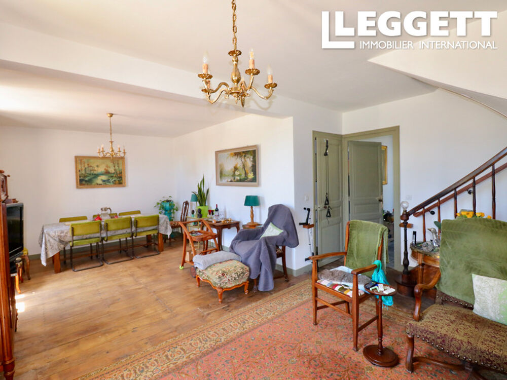 Charmante propriété du centre village avec jardin et piscine; garage attenant; proche des commerces.