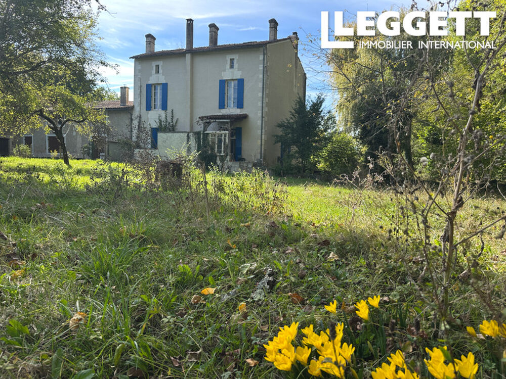 Maison familiale avec jardin et grand atelier, située dans un hameau tranquille du Périgord