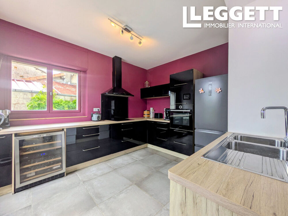Maison de village rénovée avec 3 chambres, grand jardin, garage et terrasse à Ménigoute