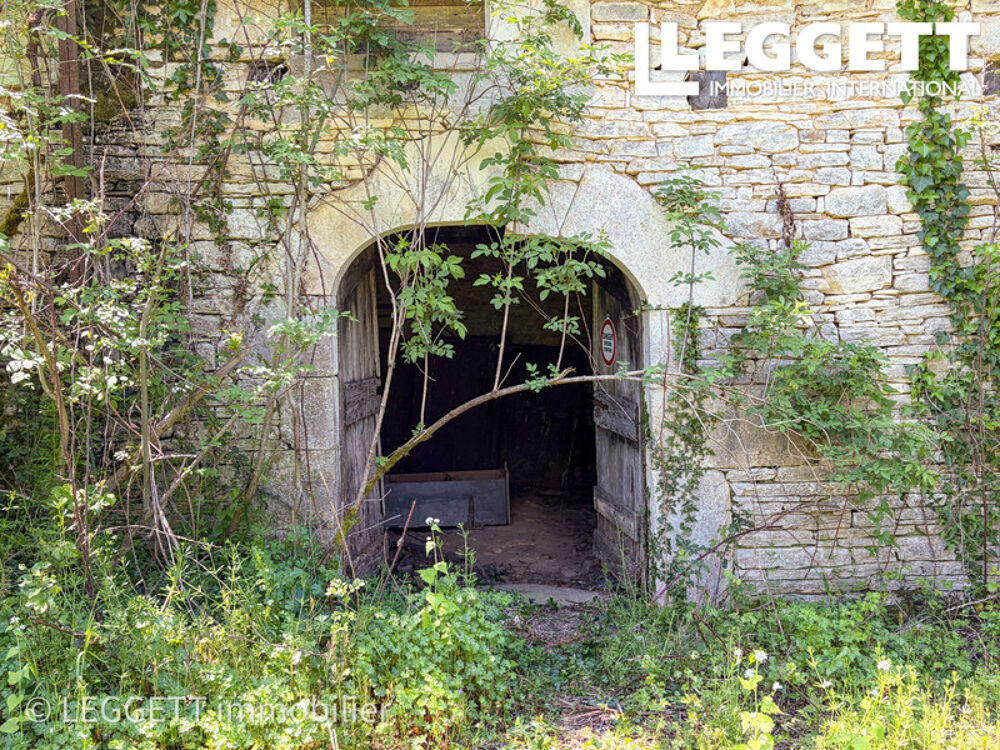 Hameau à réhabiliter avec maison, diverses granges et dépendances, prairies et bois