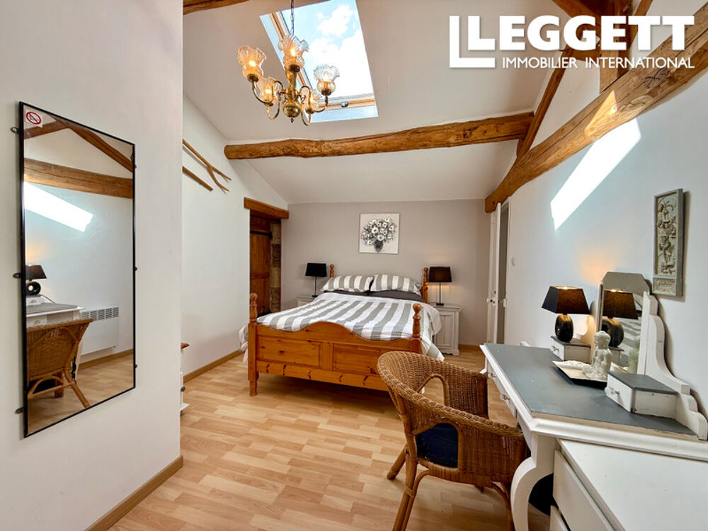 Vente Maison Maison en pierre de 230 m² avec grande piscine 5 chambres dont 1 de plain pied et 4 parentales, terrain clos. Pas-de-jeu