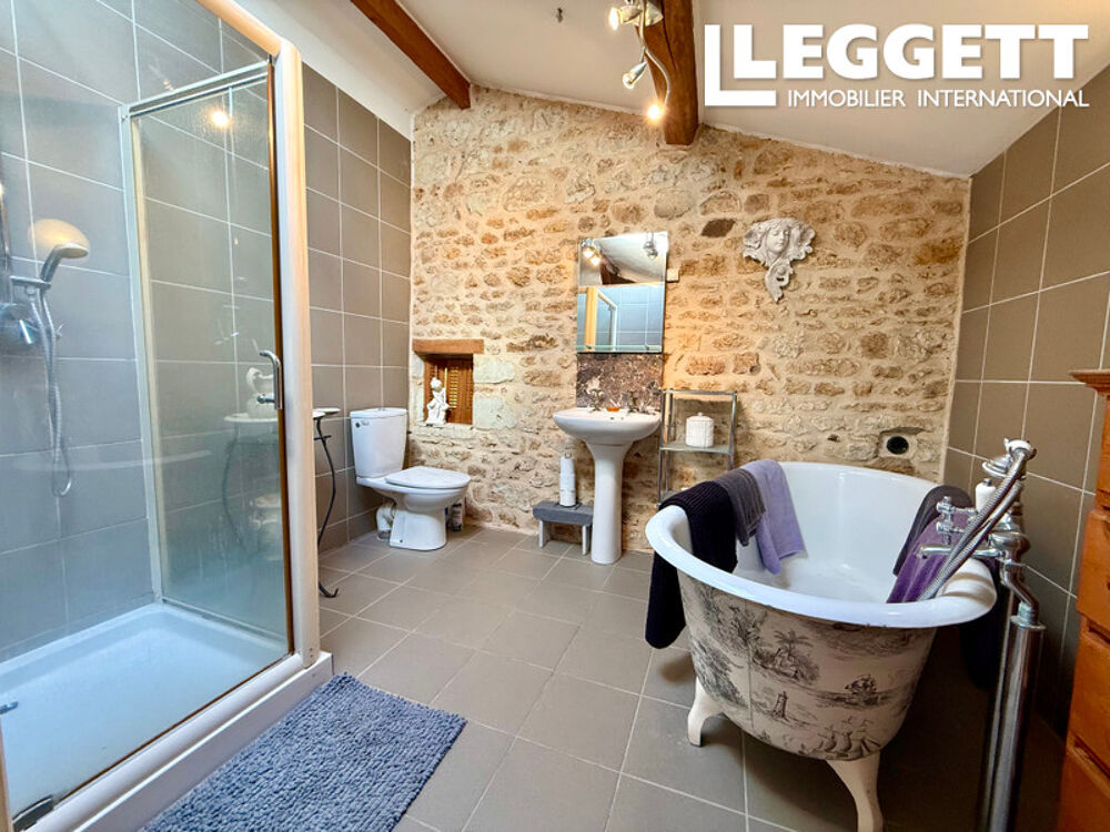 Vente Maison Maison en pierre de 230 m² avec grande piscine 5 chambres dont 1 de plain pied et 4 parentales, terrain clos. Pas-de-jeu