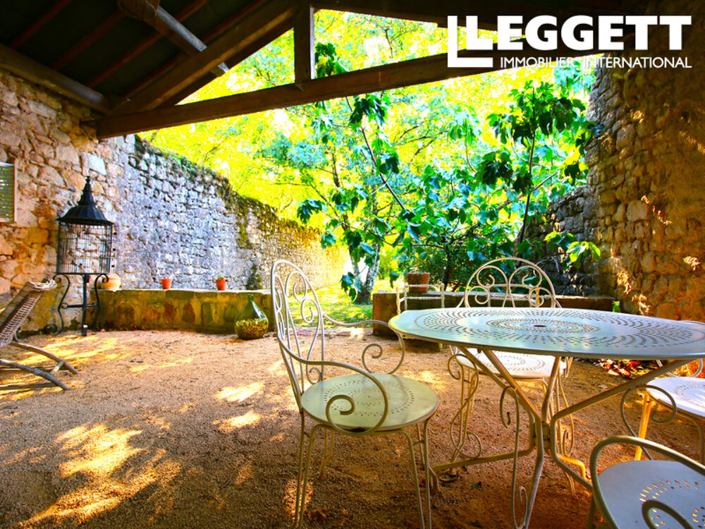 Vente Maison Domaine en pierre naturelle de 700 m², dont 325 m² habitables, et plus de 5,5 hectares de terrain attenant. Ruoms